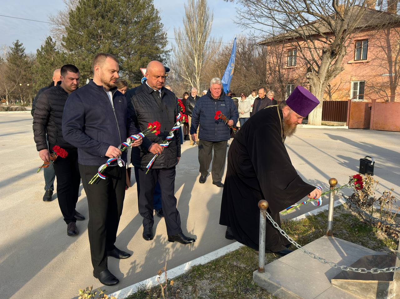 Антон Кравец: Сегодня с самого утра собрались у Памятного знака участникам Крымской весны в поселке, возложили цветы Антон Кравец: Сегодня с самого утра собрались у Памятного знака участникам Крымской весны в поселке, возложили цветы