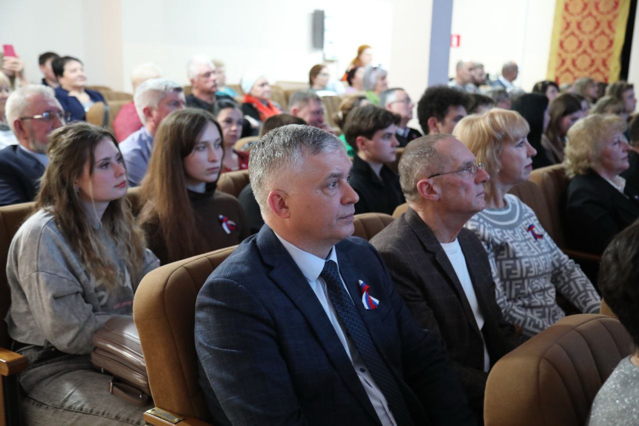 Галина Огнёва: В этот прекрасный солнечный день в Доме творчества «Подмосковье» мы вместе прожили ещё одну страницу нашей общей крымской истории Галина Огнёва: В этот прекрасный солнечный день в Доме творчества «Подмосковье» мы вместе прожили ещё одну страницу нашей общей крымской истории