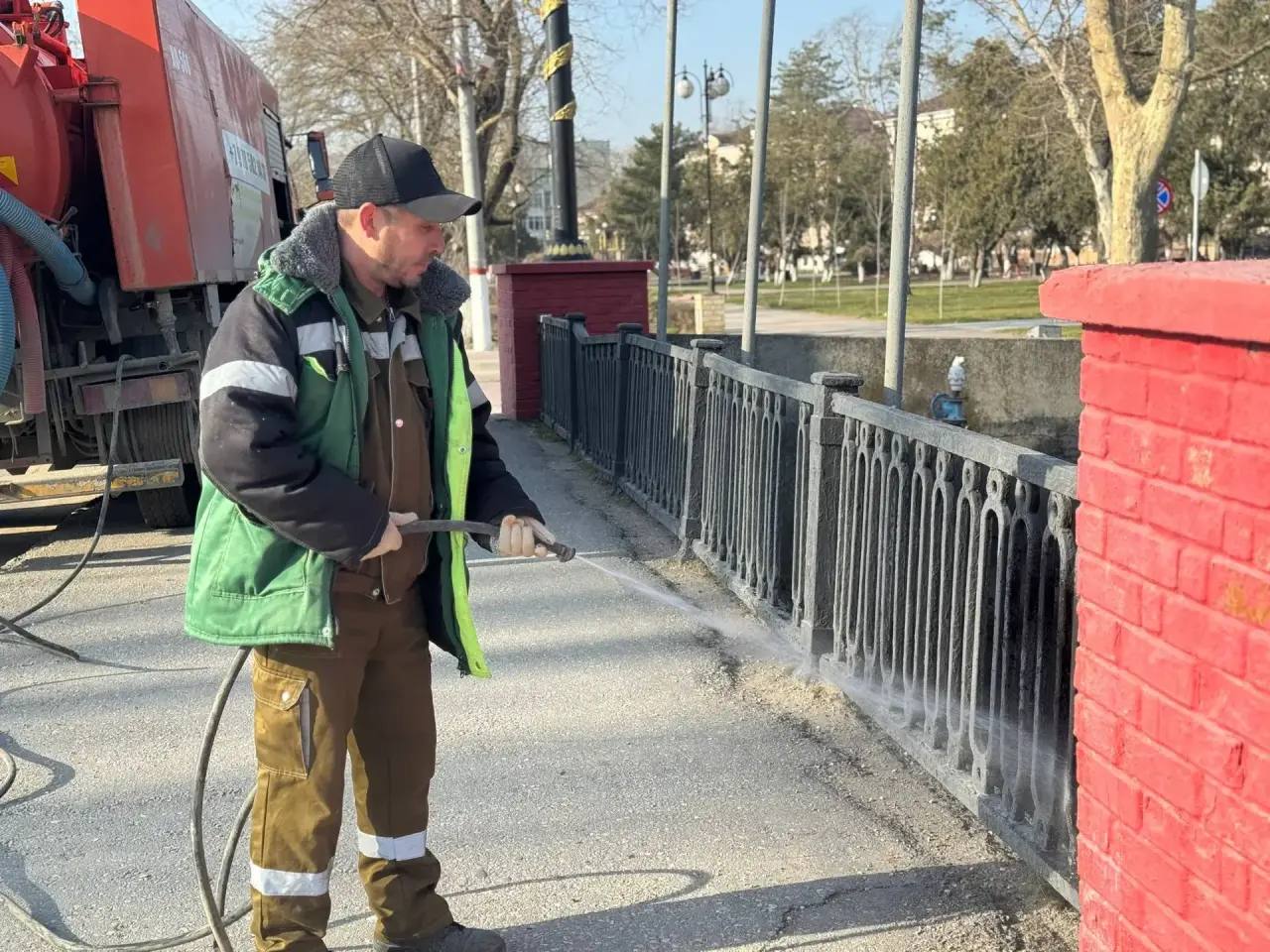 Сотрудники службы городского хозяйства приступили к окрашиванию металлического ограждения вдоль реки Мелек-Чесме Сотрудники службы городского хозяйства приступили к окрашиванию металлического ограждения вдоль реки Мелек-Чесме