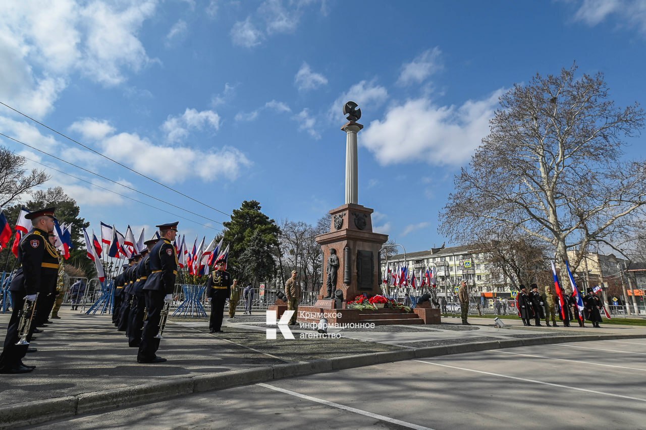 В Симферополе возложили цветы к памятнику «Народному ополчению всех времен» в честь Дня Общекрымского референдума 2014 года и воссоединения Крыма с Россией В Симферополе возложили цветы к памятнику «Народному ополчению всех времен» в честь Дня Общекрымского референдума 2014 года и воссоединения Крыма с Россией