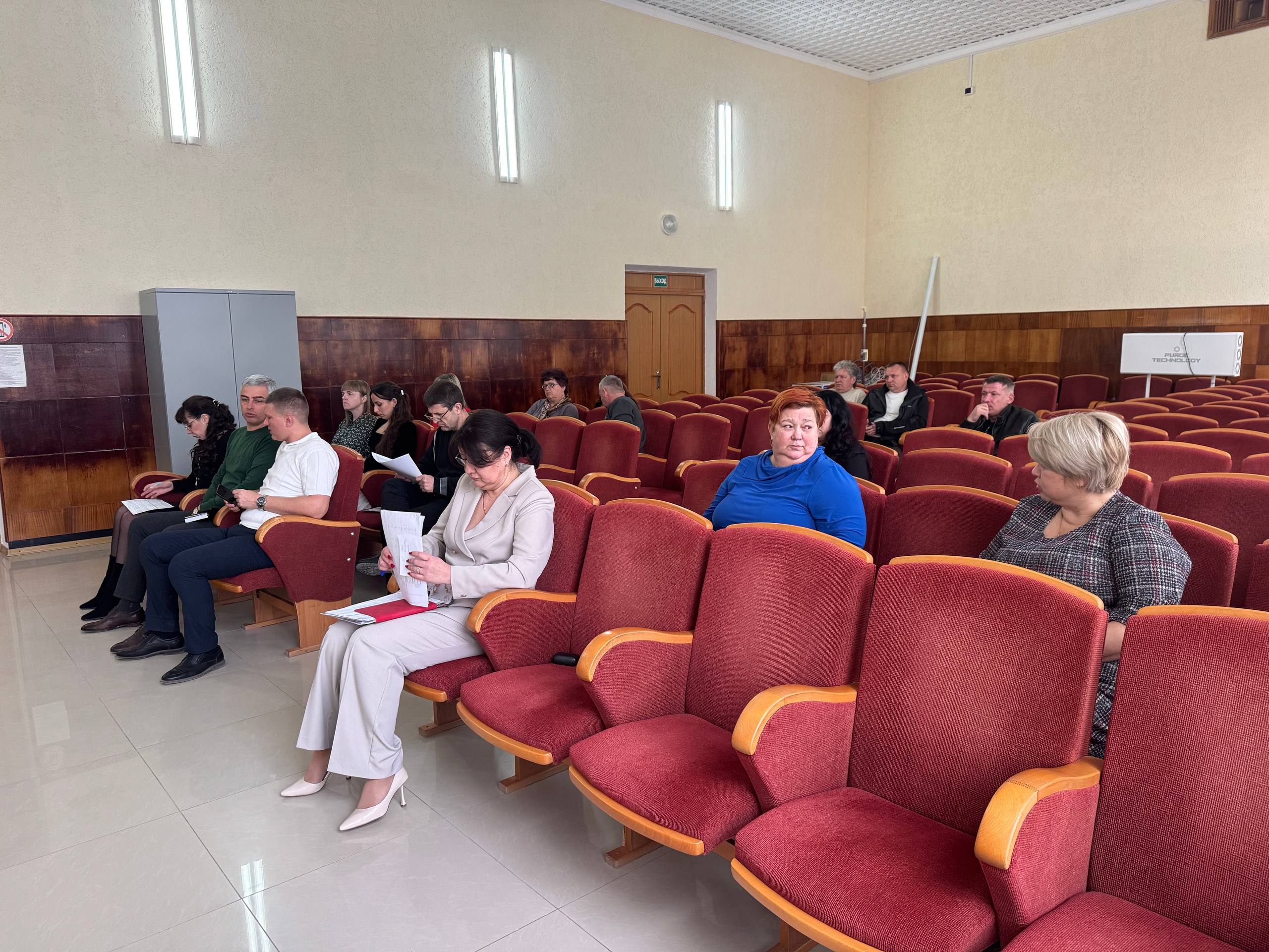 Александр Дудинов: Понедельник, как обычно, начался с аппаратного совещания с руководителями структурных подразделений и служб района Александр Дудинов: Понедельник, как обычно, начался с аппаратного совещания с руководителями структурных подразделений и служб района