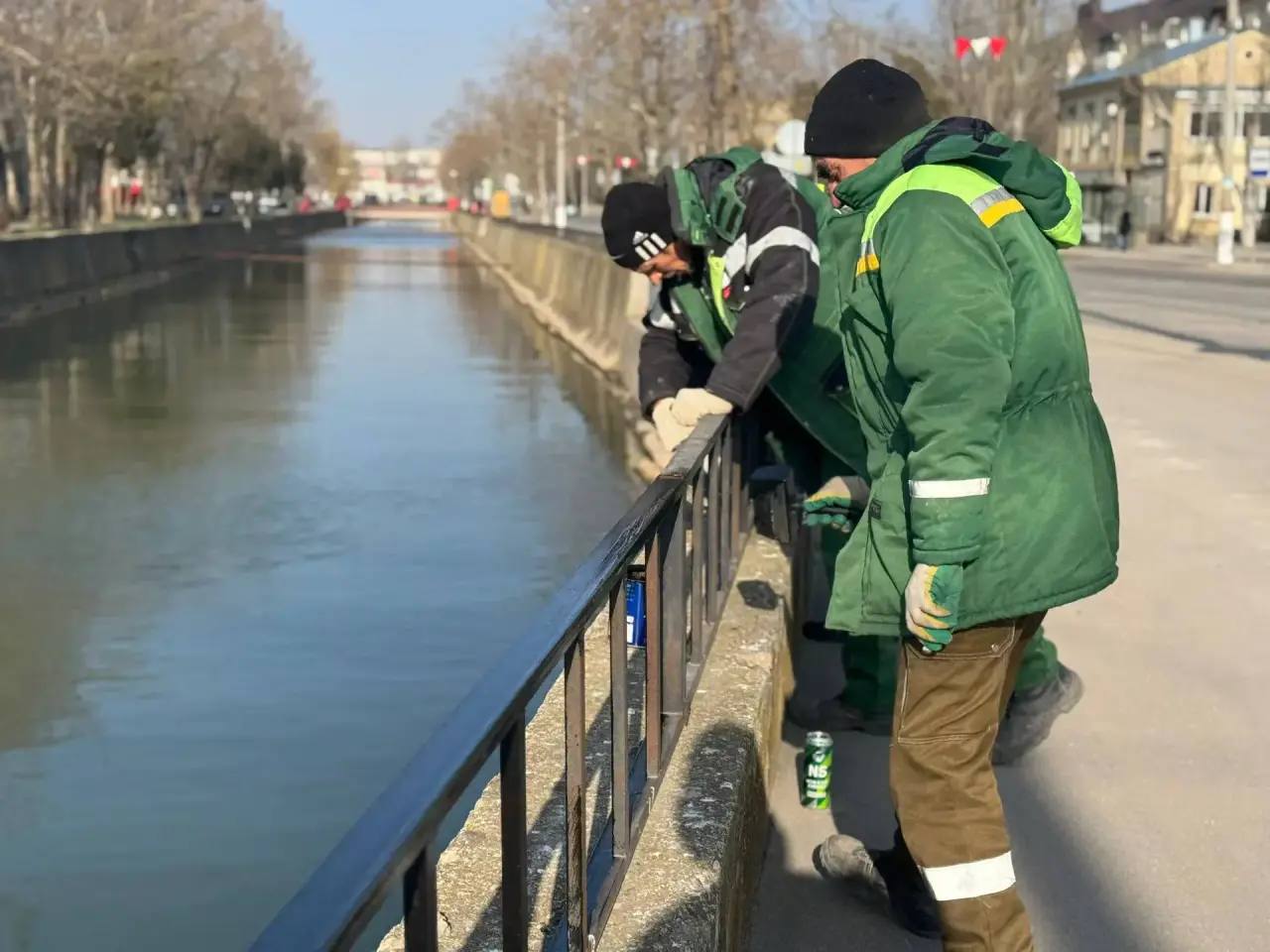 Сотрудники службы городского хозяйства приступили к окрашиванию металлического ограждения вдоль реки Мелек-Чесме Сотрудники службы городского хозяйства приступили к окрашиванию металлического ограждения вдоль реки Мелек-Чесме