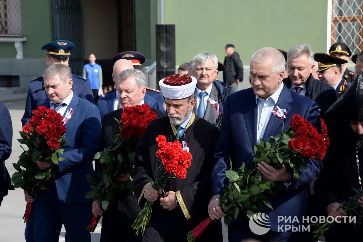 В Симферополе возложили цветы к памятнику "Народному ополчению всех времен"