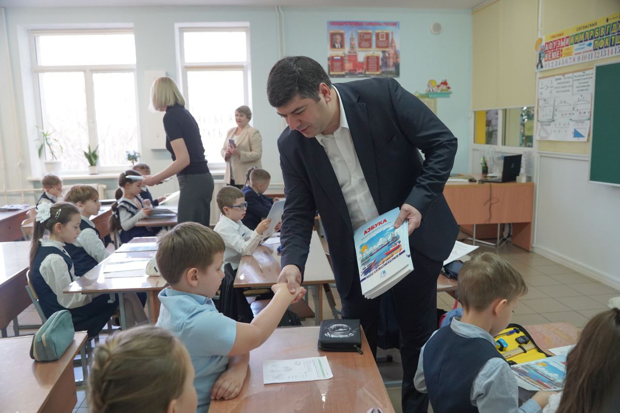 В Симферопольской академической гимназии состоялся открытый урок на тему «Заводы России» в рамках внеурочного занятия «Разговоры о важном» В Симферопольской академической гимназии состоялся открытый урок на тему «Заводы России» в рамках внеурочного занятия «Разговоры о важном»