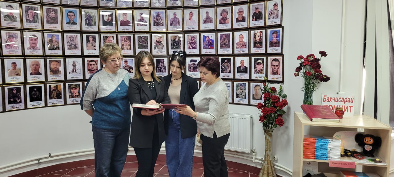 В преддверии Дня воссоединения Крыма с Россией заместитель начальника архивного отдела (муниципального архива)Кристина Вязникова вместе со специалистами посетила Бахчисарайскую центральную районную библиотеку им. А.С....