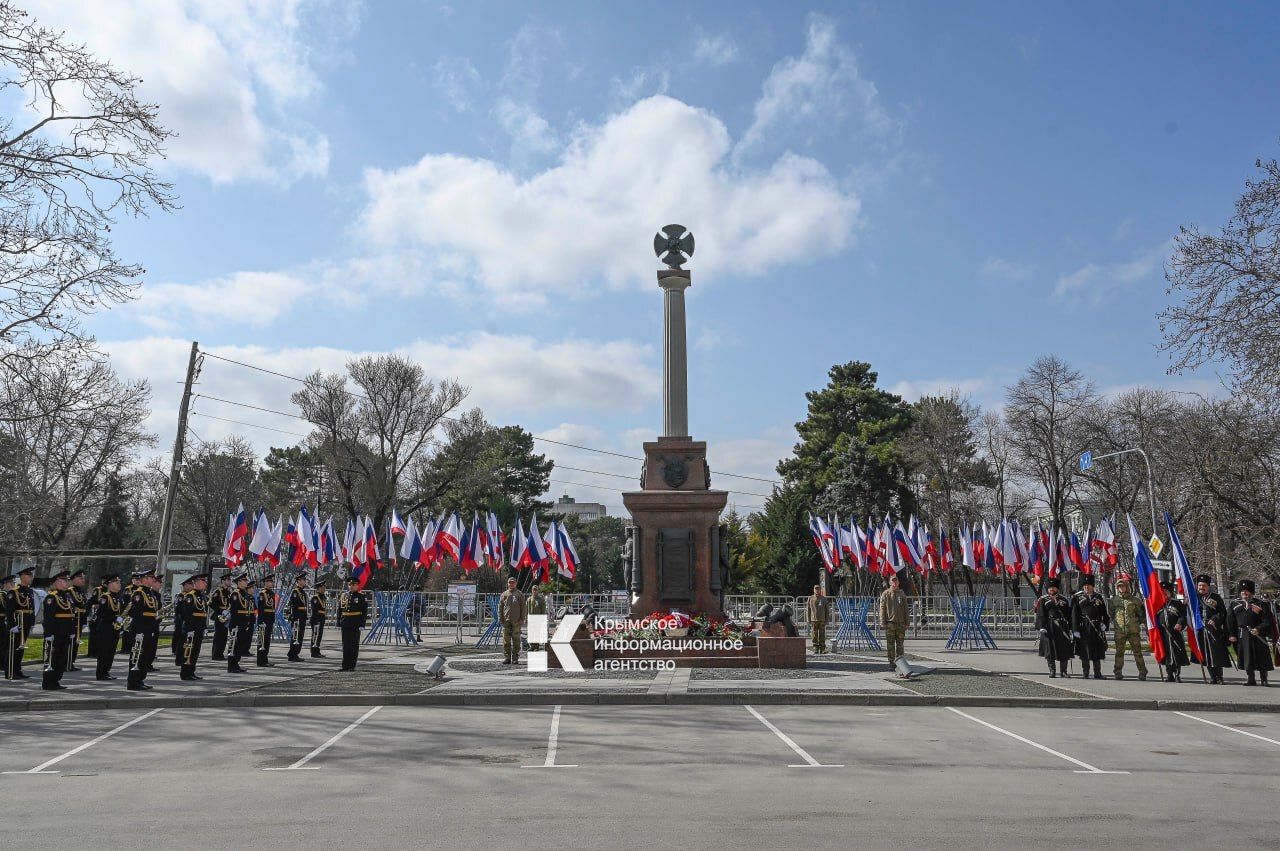 В Симферополе возложили цветы к памятнику «Народному ополчению всех времен» в честь Дня Общекрымского референдума 2014 года и воссоединения Крыма с Россией В Симферополе возложили цветы к памятнику «Народному ополчению всех времен» в честь Дня Общекрымского референдума 2014 года и воссоединения Крыма с Россией