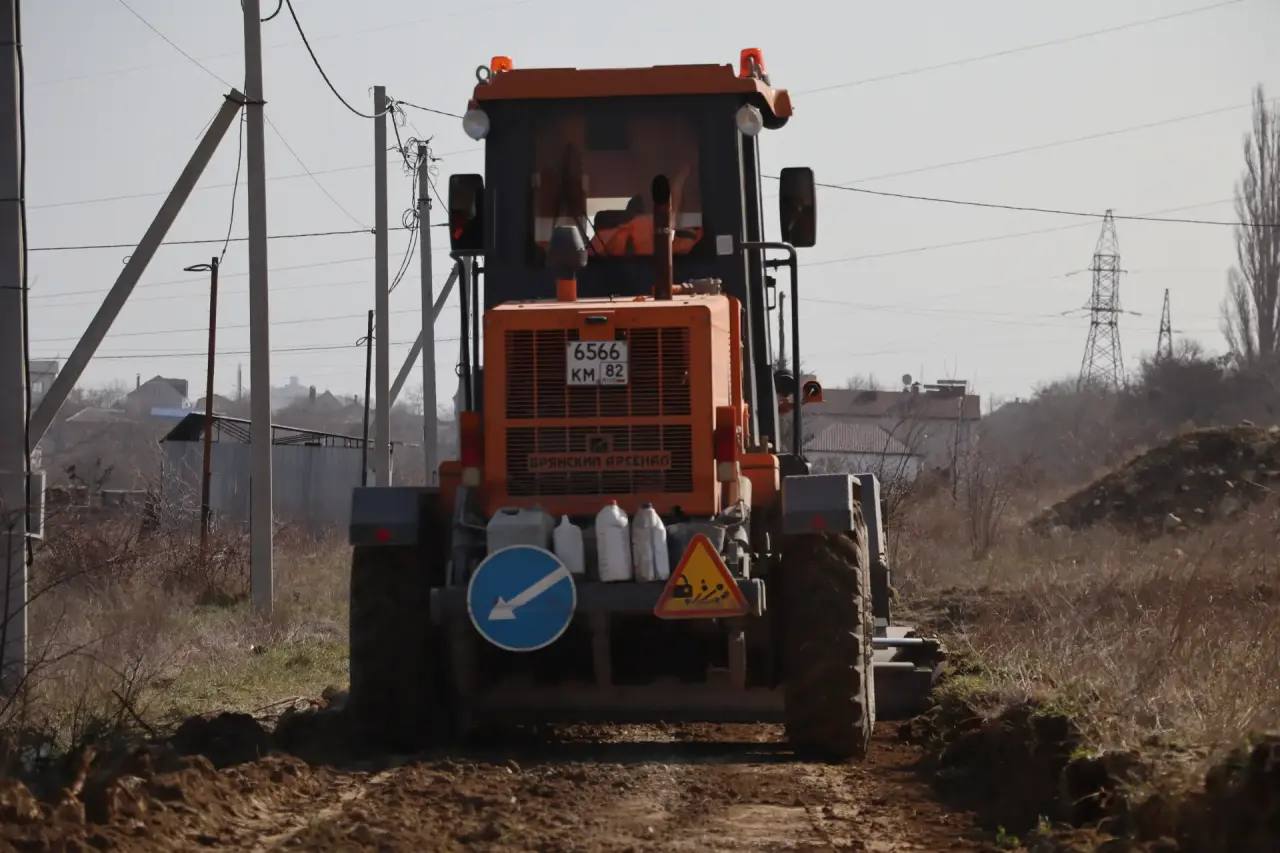 В соответствии с муниципальным контрактом Керченский филиал АО «Крымавтодор» ведет активные работы по профилированию и ремонту дорожного полотна в разных районах города В соответствии с муниципальным контрактом Керченский филиал АО «Крымавтодор» ведет активные работы по профилированию и ремонту дорожного полотна в разных районах города