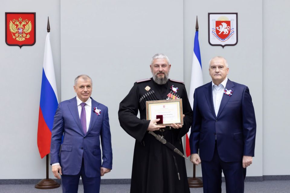 Крымчанам вручили заслуженные награды, а также первые паспорта юным жителям республики Крымчанам вручили заслуженные награды, а также первые паспорта юным жителям республики