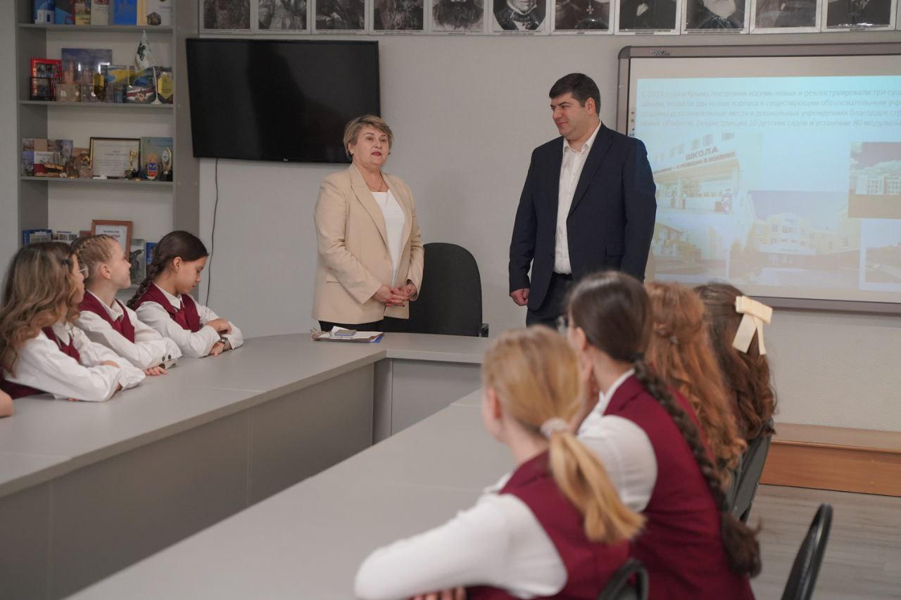 В Симферопольской академической гимназии состоялся открытый урок на тему «Заводы России» в рамках внеурочного занятия «Разговоры о важном» В Симферопольской академической гимназии состоялся открытый урок на тему «Заводы России» в рамках внеурочного занятия «Разговоры о важном»