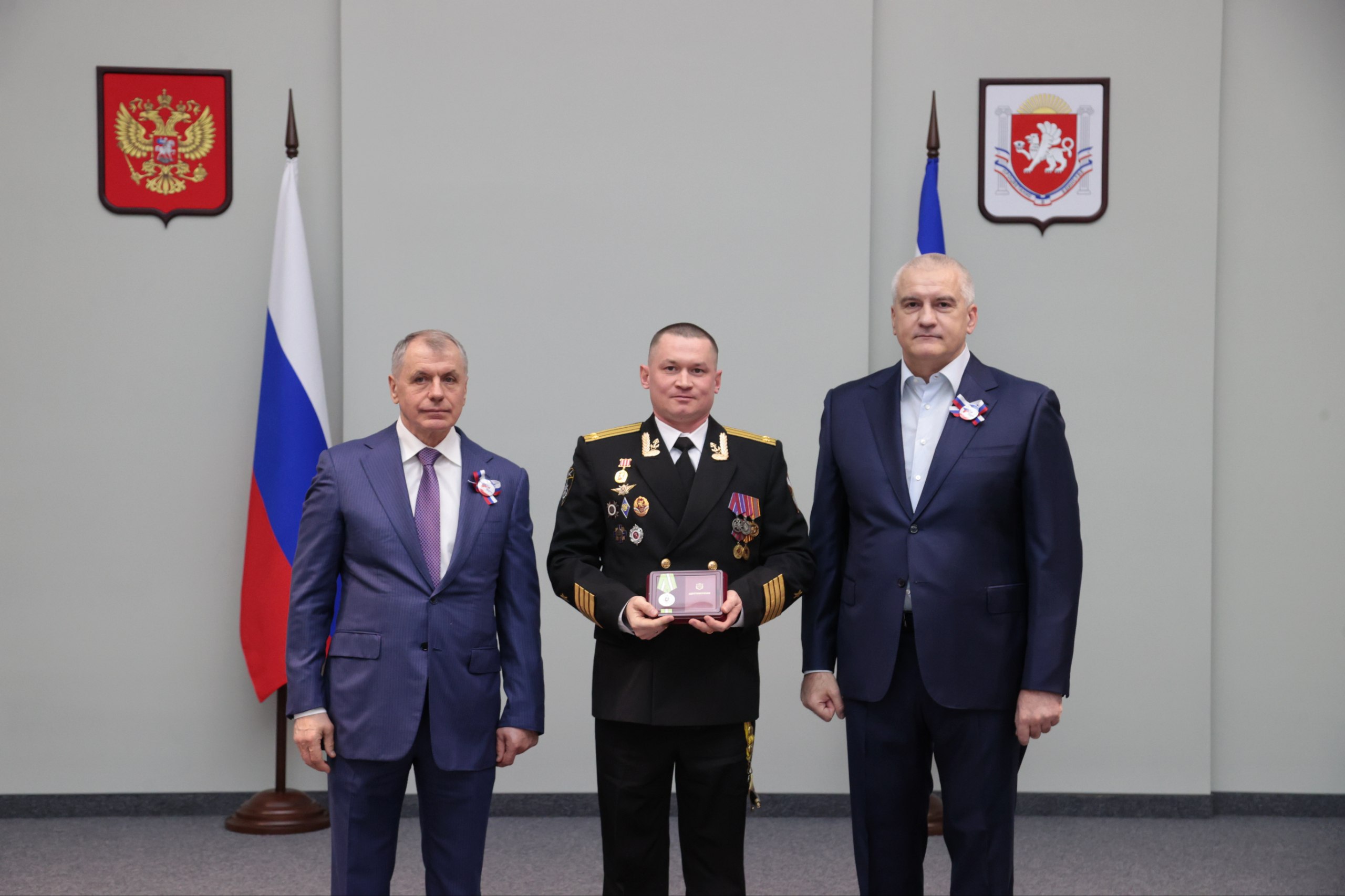 Владимир Константинов: В канун 12-й годовщины возвращения Крыма в Россию вручили крымчанам заслуженные награды, а нашим юным согражданам — первые паспорта Владимир Константинов: В канун 12-й годовщины возвращения Крыма в Россию вручили крымчанам заслуженные награды, а нашим юным согражданам — первые паспорта