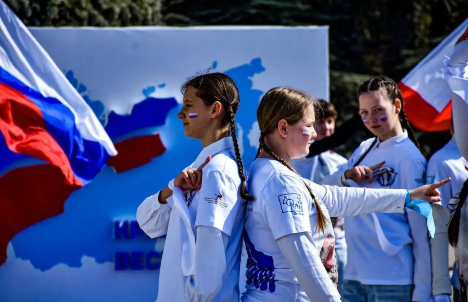 В Евпатории прошел музыкальный флешмоб ко Дню воссоединения Крыма с Россией В Евпатории прошел музыкальный флешмоб ко Дню воссоединения Крыма с Россией