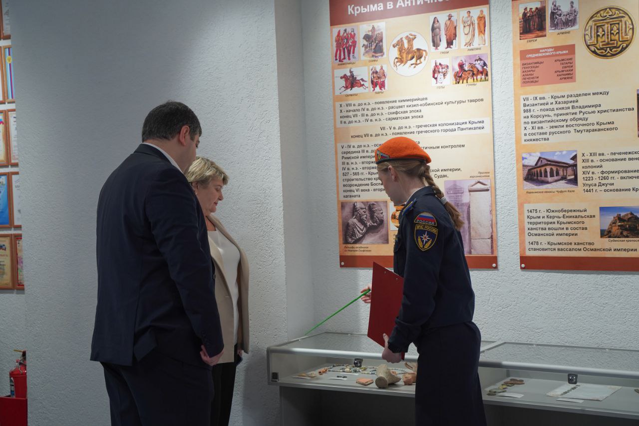 В Симферопольской академической гимназии состоялся открытый урок на тему «Заводы России» в рамках внеурочного занятия «Разговоры о важном» В Симферопольской академической гимназии состоялся открытый урок на тему «Заводы России» в рамках внеурочного занятия «Разговоры о важном»