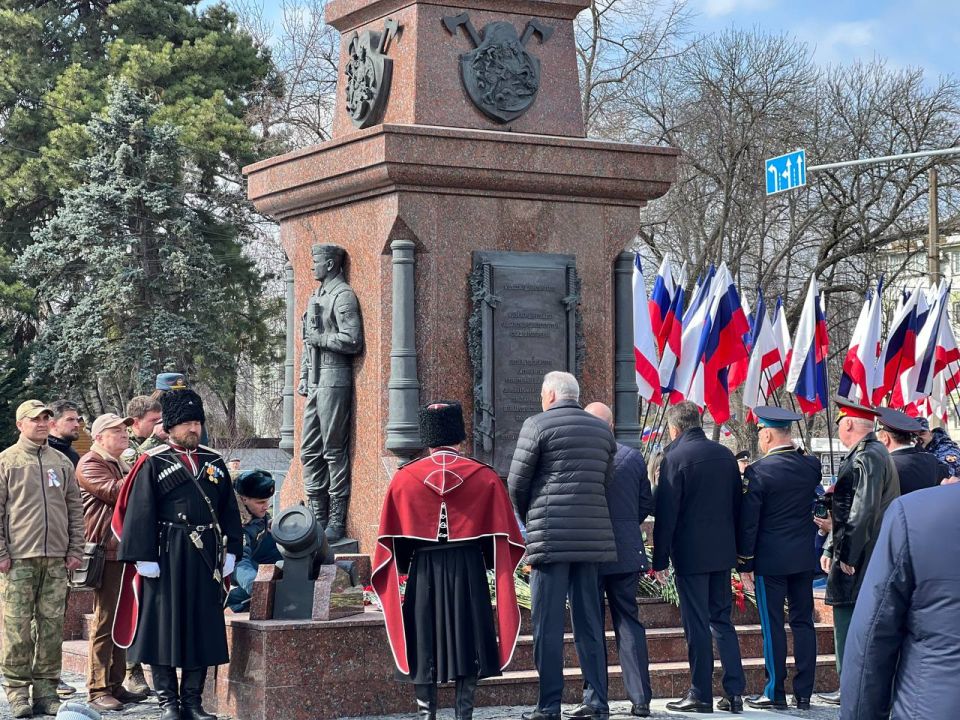 Альберт Куршутов: Принял участие в торжественной церемонии возложения цветов к памятнику «Народному ополчению всех времен» Альберт Куршутов: Принял участие в торжественной церемонии возложения цветов к памятнику «Народному ополчению всех времен»