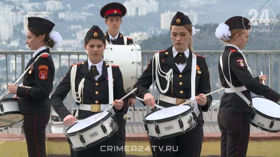 Ученики ялтинской школы № 11 организовали праздничную акцию, посвящённую дате проведения Общекрымского референдума Ученики ялтинской школы № 11 организовали праздничную акцию, посвящённую дате проведения Общекрымского референдума