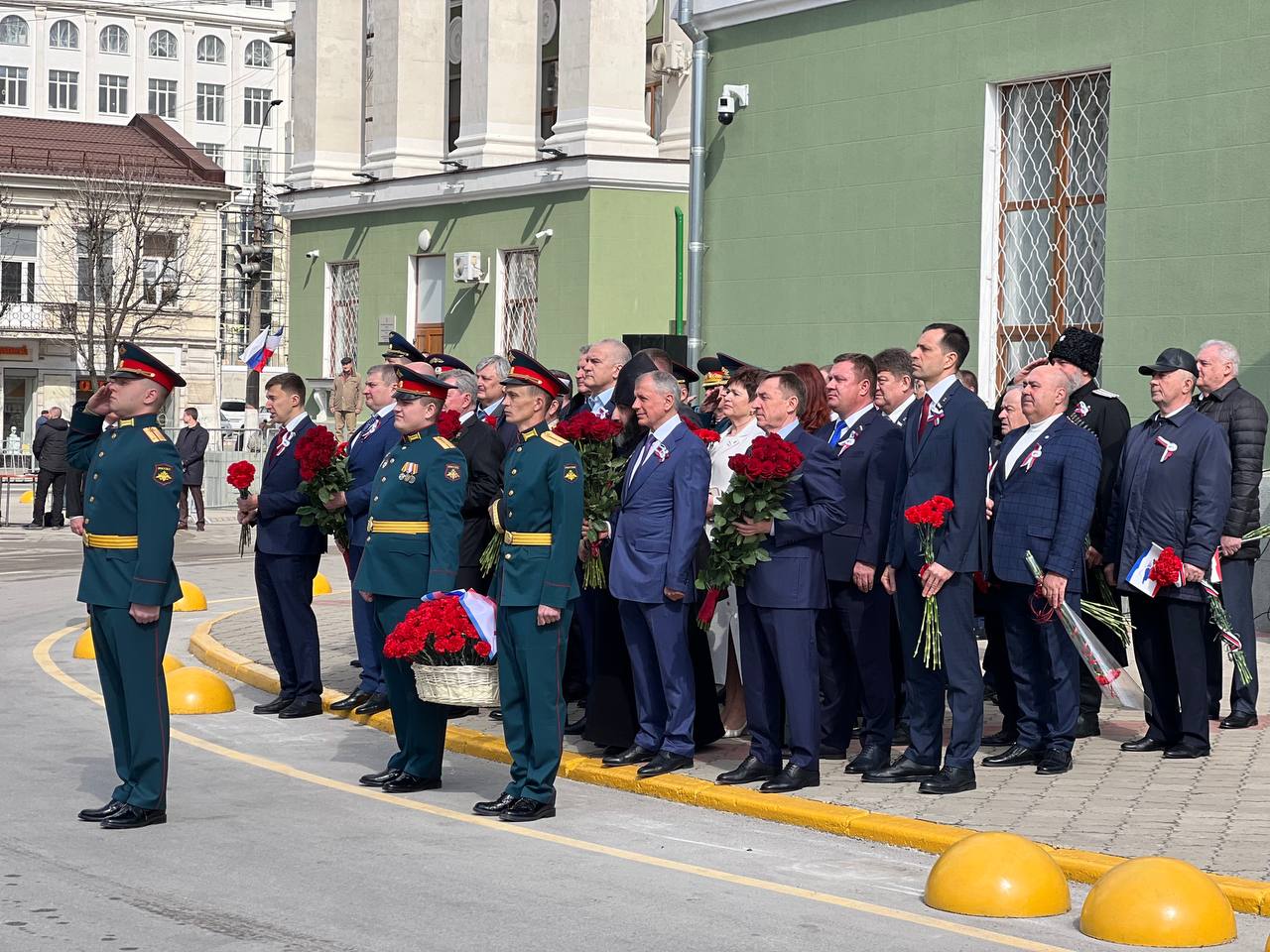 Альберт Куршутов: Принял участие в торжественной церемонии возложения цветов к памятнику «Народному ополчению всех времен»