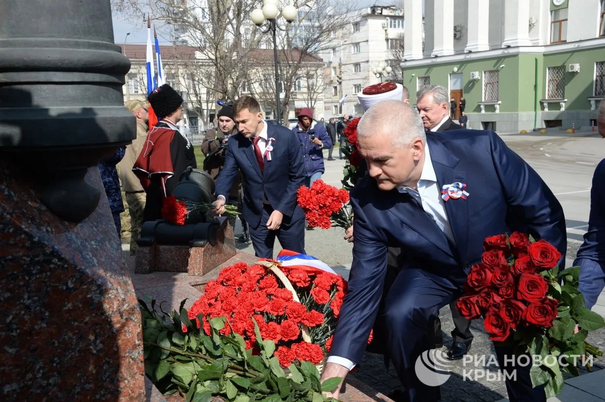 В Симферополе возложили цветы к памятнику "Народному ополчению всех времен" В Симферополе возложили цветы к памятнику "Народному ополчению всех времен"