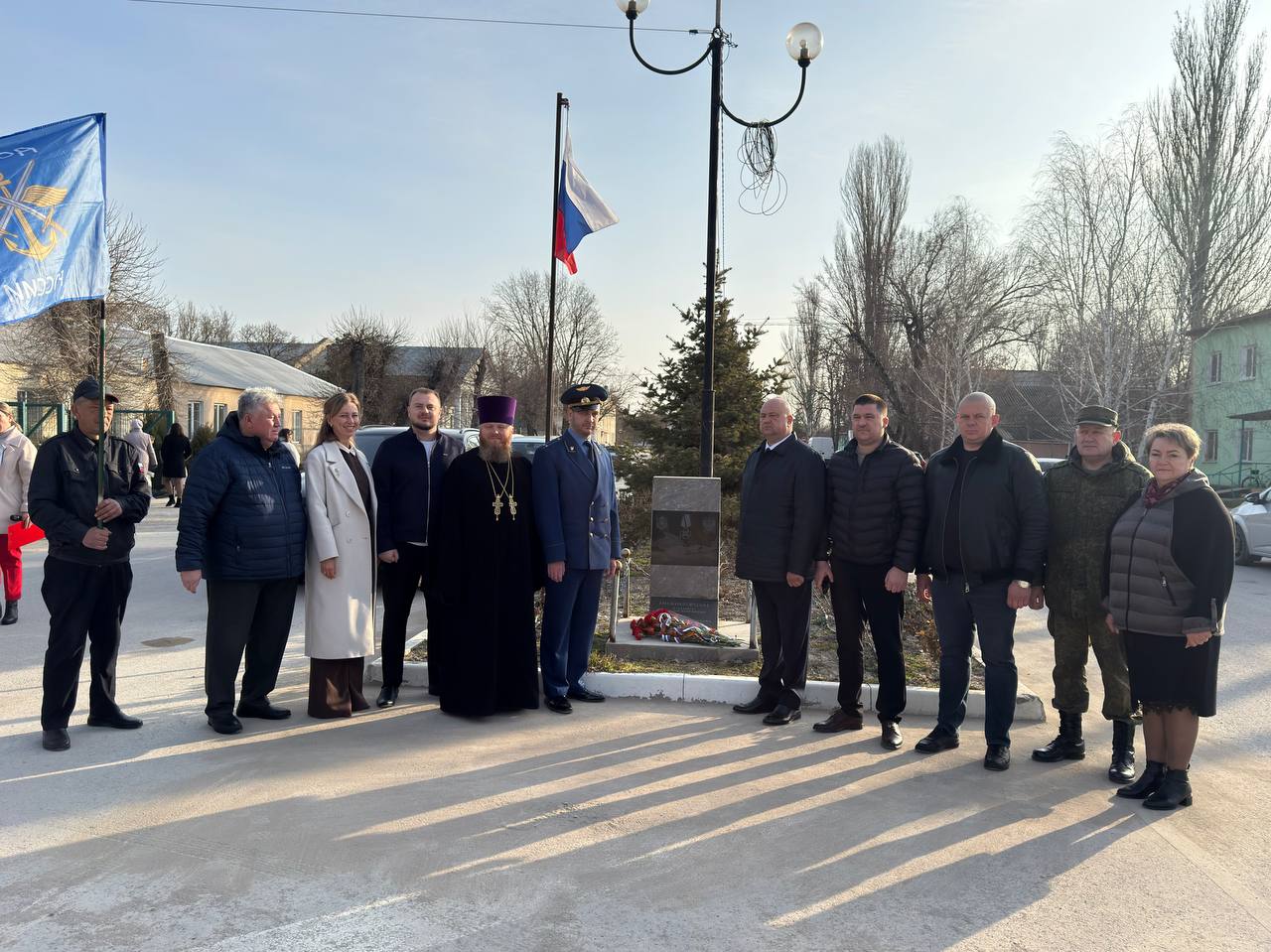 Антон Кравец: Сегодня с самого утра собрались у Памятного знака участникам Крымской весны в поселке, возложили цветы Антон Кравец: Сегодня с самого утра собрались у Памятного знака участникам Крымской весны в поселке, возложили цветы