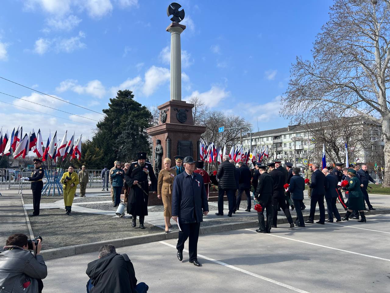 Альберт Куршутов: Принял участие в торжественной церемонии возложения цветов к памятнику «Народному ополчению всех времен» Альберт Куршутов: Принял участие в торжественной церемонии возложения цветов к памятнику «Народному ополчению всех времен»