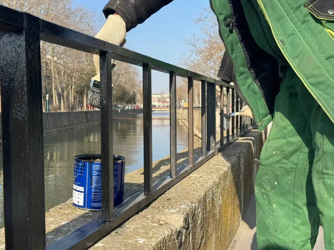 Сотрудники службы городского хозяйства приступили к окрашиванию металлического ограждения вдоль реки Мелек-Чесме Сотрудники службы городского хозяйства приступили к окрашиванию металлического ограждения вдоль реки Мелек-Чесме