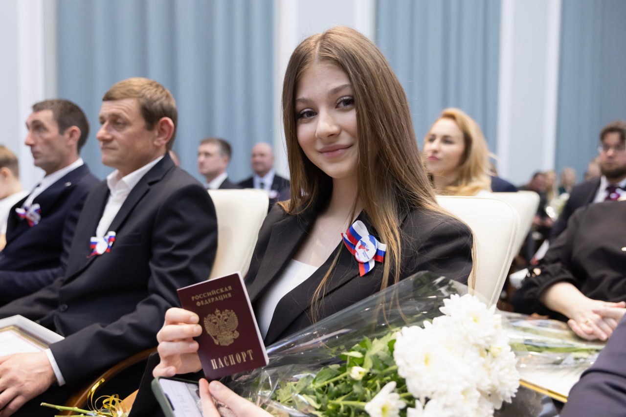 Крымчанам вручили заслуженные награды, а также первые паспорта юным жителям республики Крымчанам вручили заслуженные награды, а также первые паспорта юным жителям республики