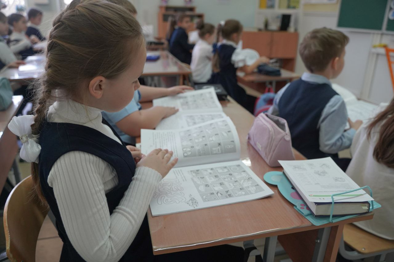 В Симферопольской академической гимназии состоялся открытый урок на тему «Заводы России» в рамках внеурочного занятия «Разговоры о важном» В Симферопольской академической гимназии состоялся открытый урок на тему «Заводы России» в рамках внеурочного занятия «Разговоры о важном»