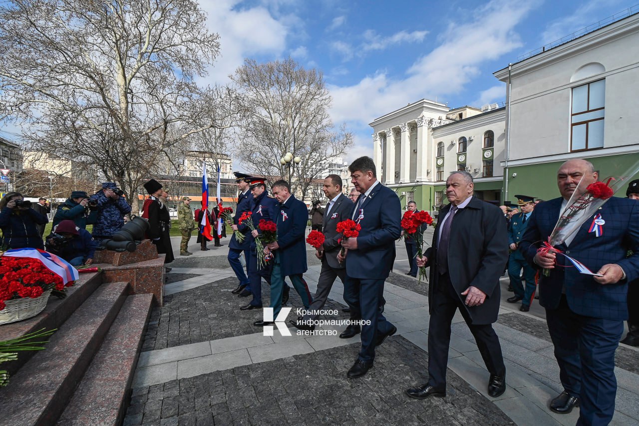 В Симферополе возложили цветы к памятнику «Народному ополчению всех времен» в честь Дня Общекрымского референдума 2014 года и воссоединения Крыма с Россией В Симферополе возложили цветы к памятнику «Народному ополчению всех времен» в честь Дня Общекрымского референдума 2014 года и воссоединения Крыма с Россией