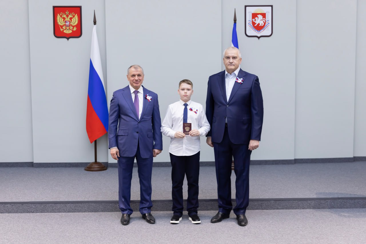 Крымчанам вручили заслуженные награды, а также первые паспорта юным жителям республики Крымчанам вручили заслуженные награды, а также первые паспорта юным жителям республики