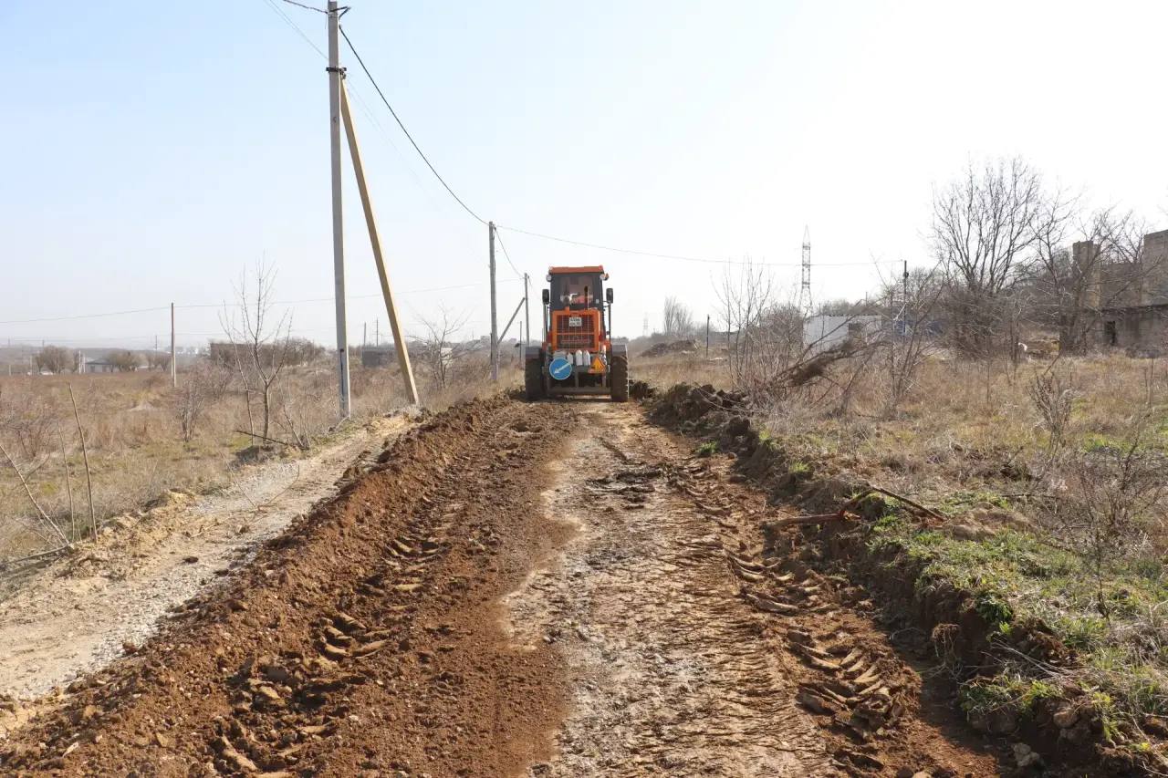 В соответствии с муниципальным контрактом Керченский филиал АО «Крымавтодор» ведет активные работы по профилированию и ремонту дорожного полотна в разных районах города В соответствии с муниципальным контрактом Керченский филиал АО «Крымавтодор» ведет активные работы по профилированию и ремонту дорожного полотна в разных районах города