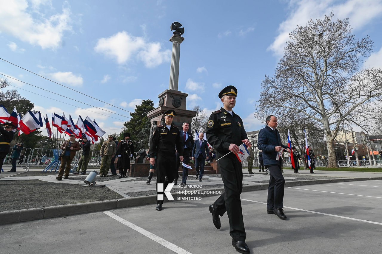 В Симферополе возложили цветы к памятнику «Народному ополчению всех времен» в честь Дня Общекрымского референдума 2014 года и воссоединения Крыма с Россией В Симферополе возложили цветы к памятнику «Народному ополчению всех времен» в честь Дня Общекрымского референдума 2014 года и воссоединения Крыма с Россией