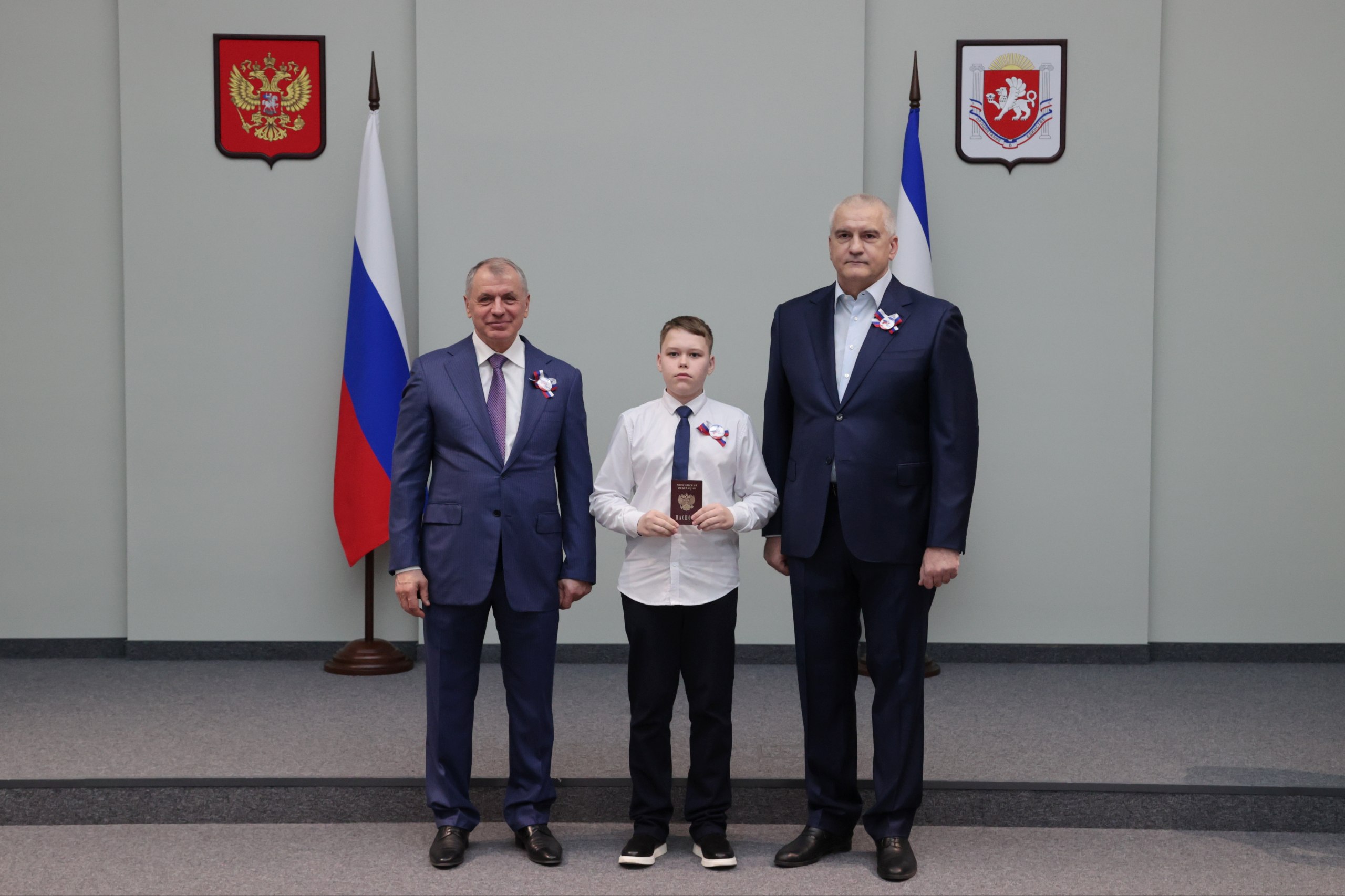 Владимир Константинов: В канун 12-й годовщины возвращения Крыма в Россию вручили крымчанам заслуженные награды, а нашим юным согражданам — первые паспорта Владимир Константинов: В канун 12-й годовщины возвращения Крыма в Россию вручили крымчанам заслуженные награды, а нашим юным согражданам — первые паспорта