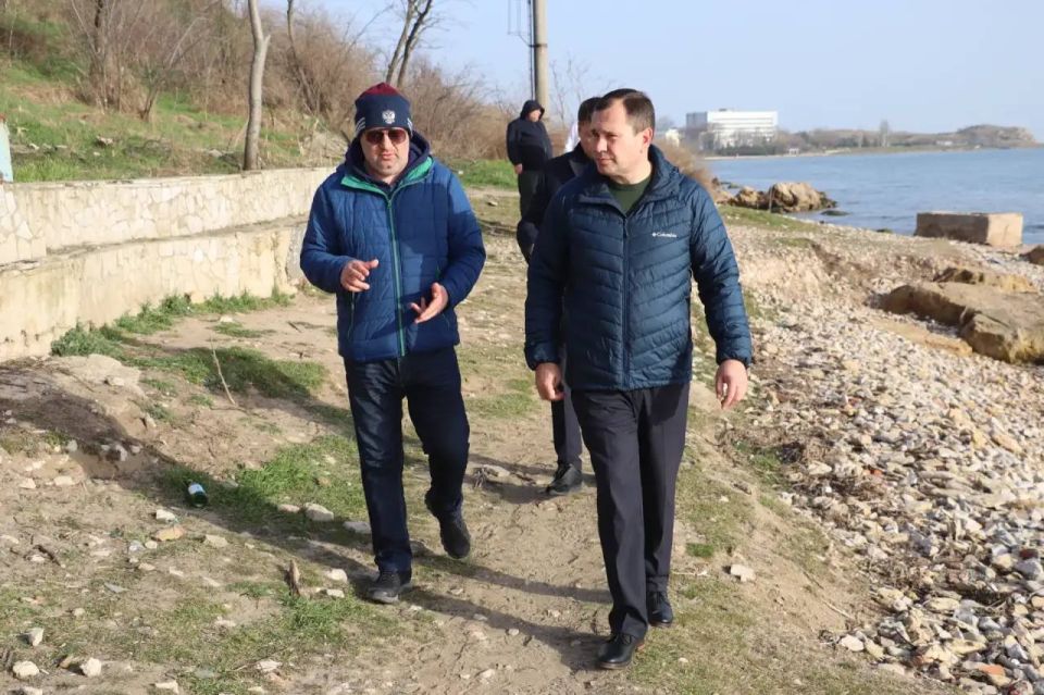 Глава администрации Керчи Олег Каторгин провел выездную встречу с представителем компании-подрядчика по вопросу благоустройства общественной территории «Зона отдыха «Сморжевского» Глава администрации Керчи Олег Каторгин провел выездную встречу с представителем компании-подрядчика по вопросу благоустройства общественной территории «Зона отдыха «Сморжевского»