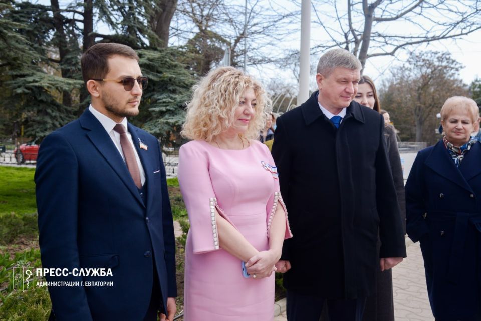 В Евпатории открылась фотовыставка «Соцветие культур: рожденные Крымской весной», приуроченная к 12-й годовщине воссоединения Крыма с Россией и Году единства народов России В Евпатории открылась фотовыставка «Соцветие культур: рожденные Крымской весной», приуроченная к 12-й годовщине воссоединения Крыма с Россией и Году единства народов России