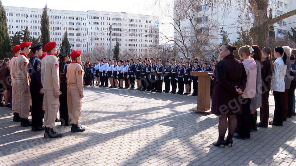 Аллею памяти заложили в Севастопольской школе №32 Аллею памяти заложили в Севастопольской школе №32