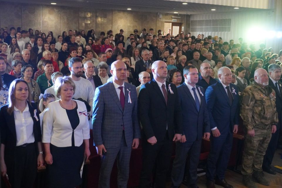 В культурном центре имени Богатикова состоялось торжественное собрание, посвященное Дню Общекрымского референдума 2014 года и Дню воссоединения Крыма с Россией В культурном центре имени Богатикова состоялось торжественное собрание, посвященное Дню Общекрымского референдума 2014 года и Дню воссоединения Крыма с Россией