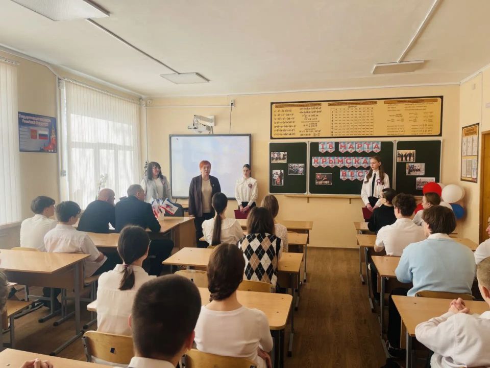 В симферопольской школе №18 прошёл открытый урок к 12-й годовщине воссоединения Крыма с Россией В симферопольской школе №18 прошёл открытый урок к 12-й годовщине воссоединения Крыма с Россией