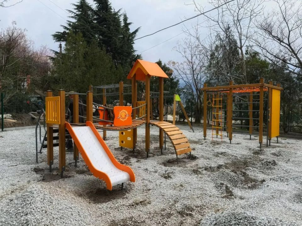 На ЮБК близится к финалу обустройство десяти детских площадок На ЮБК близится к финалу обустройство десяти детских площадок