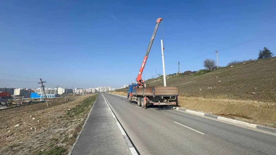 В Керчи продолжается масштабная работа по освещению новой дороги, соединяющей ул. Марата и Куль-Обинское шоссе В Керчи продолжается масштабная работа по освещению новой дороги, соединяющей ул. Марата и Куль-Обинское шоссе