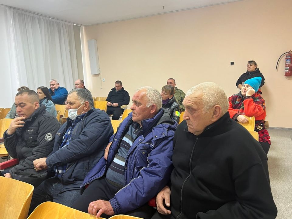 Василий Телиженко: Провел встречу с жителями села Перекоп, на которой также присутствовали руководители ресорсоснабжающих предприятий, депутат Армянского городского совета, руководитель профильного структурного подразделения... Василий Телиженко: Провел встречу с жителями села Перекоп, на которой также присутствовали руководители ресорсоснабжающих предприятий, депутат Армянского городского совета, руководитель профильного структурного подразделения...