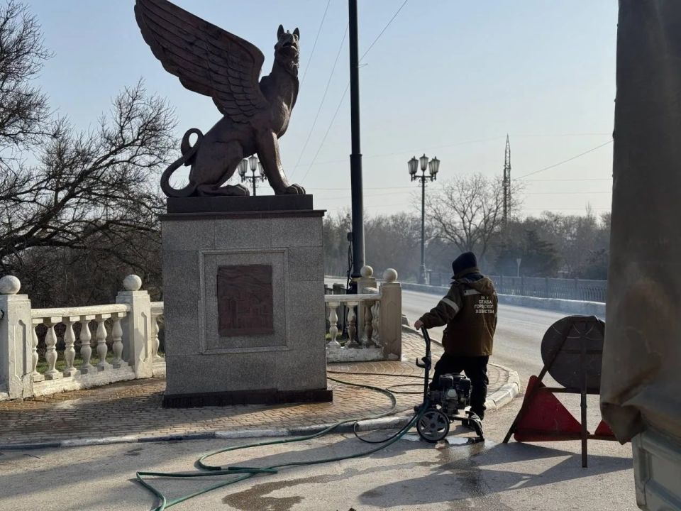 После сезона холодов в Керчи активизировались работы по наведению чистоты После сезона холодов в Керчи активизировались работы по наведению чистоты