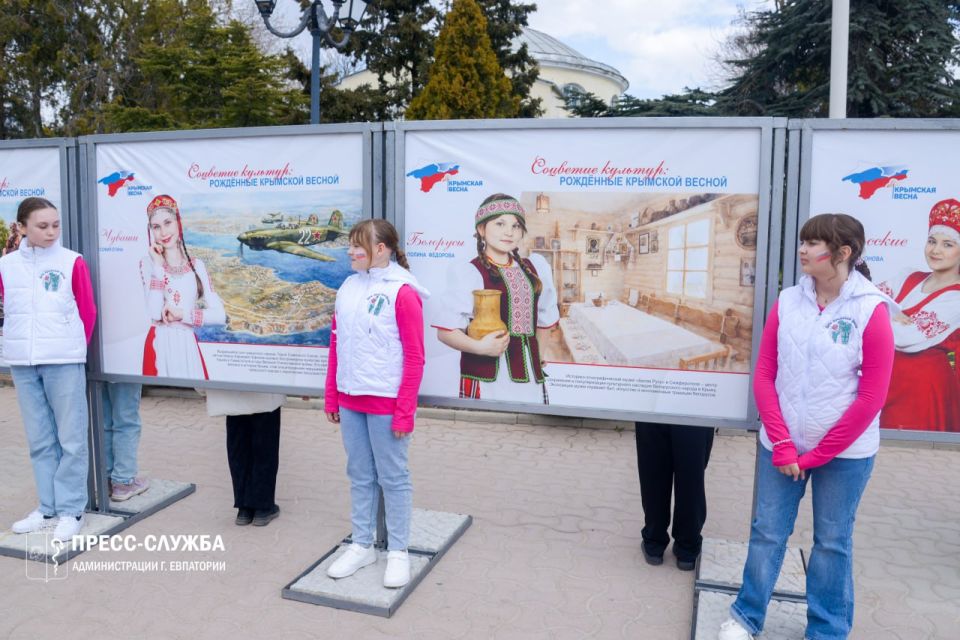 В Евпатории открылась фотовыставка «Соцветие культур: рожденные Крымской весной», приуроченная к 12-й годовщине воссоединения Крыма с Россией и Году единства народов России В Евпатории открылась фотовыставка «Соцветие культур: рожденные Крымской весной», приуроченная к 12-й годовщине воссоединения Крыма с Россией и Году единства народов России