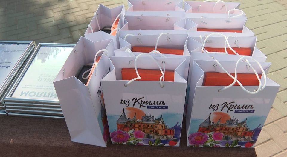 В родной гавани. Добро, красота и правда – три критерия оценки лучших снимков на фотовыставке «Крым в моём сердце», которая открылась на ж-д вокзале в Симферополе В родной гавани. Добро, красота и правда – три критерия оценки лучших снимков на фотовыставке «Крым в моём сердце», которая открылась на ж-д вокзале в Симферополе