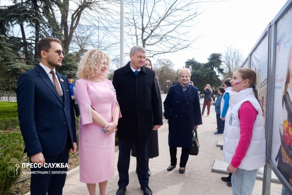 В Евпатории открылась фотовыставка «Соцветие культур: рожденные Крымской весной», приуроченная к 12-й годовщине воссоединения Крыма с Россией и Году единства народов России В Евпатории открылась фотовыставка «Соцветие культур: рожденные Крымской весной», приуроченная к 12-й годовщине воссоединения Крыма с Россией и Году единства народов России