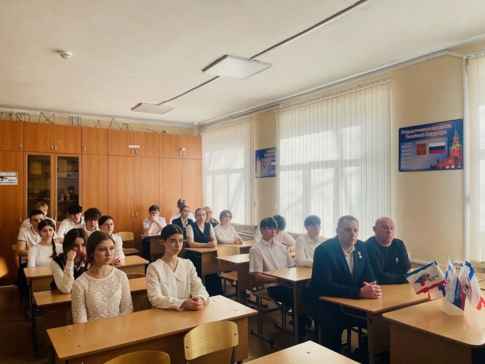 В симферопольской школе №18 прошёл открытый урок к 12-й годовщине воссоединения Крыма с Россией В симферопольской школе №18 прошёл открытый урок к 12-й годовщине воссоединения Крыма с Россией