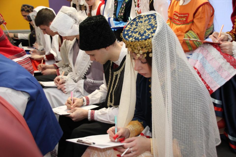 Инна Шишова и Ольга Собещанская приняли участие в просветительской акции «Россия – семья семей» в Симферополе Инна Шишова и Ольга Собещанская приняли участие в просветительской акции «Россия – семья семей» в Симферополе