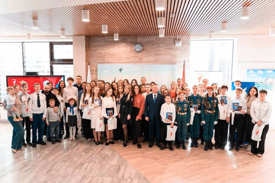 Сотрудники полиции приняли участие в церемонии вручения паспортов граждан Российской Федерации юным севастопольцам