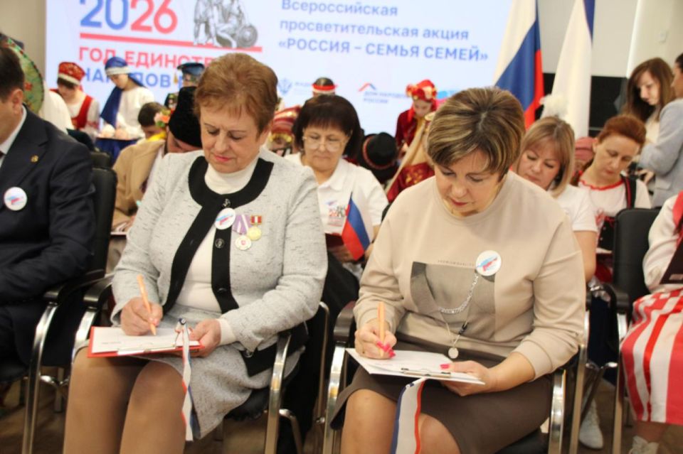 Инна Шишова и Ольга Собещанская приняли участие в просветительской акции «Россия – семья семей» в Симферополе Инна Шишова и Ольга Собещанская приняли участие в просветительской акции «Россия – семья семей» в Симферополе