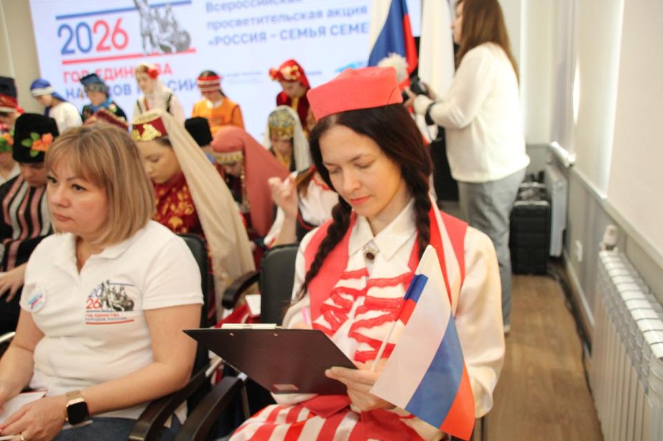 Инна Шишова и Ольга Собещанская приняли участие в просветительской акции «Россия – семья семей» в Симферополе Инна Шишова и Ольга Собещанская приняли участие в просветительской акции «Россия – семья семей» в Симферополе