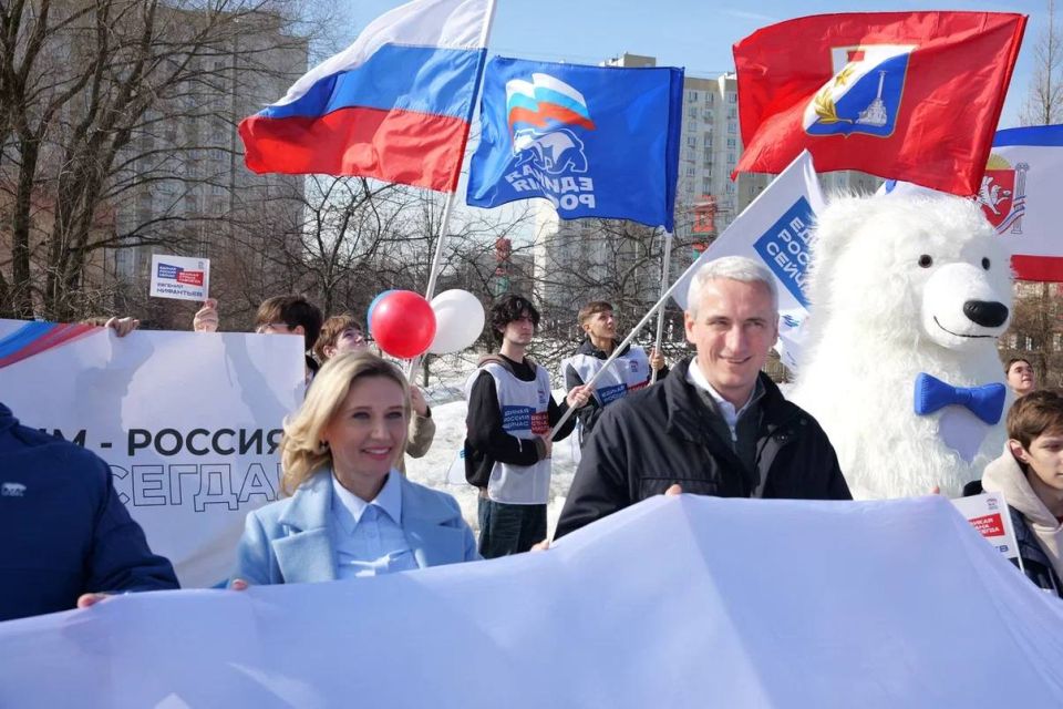 В День воссоединения Крыма с Россией, по инициативе Московского отделения партии «Единая Россия» состоялся телемост между молодогвардейцами Москвы и Республики Крым В День воссоединения Крыма с Россией, по инициативе Московского отделения партии «Единая Россия» состоялся телемост между молодогвардейцами Москвы и Республики Крым