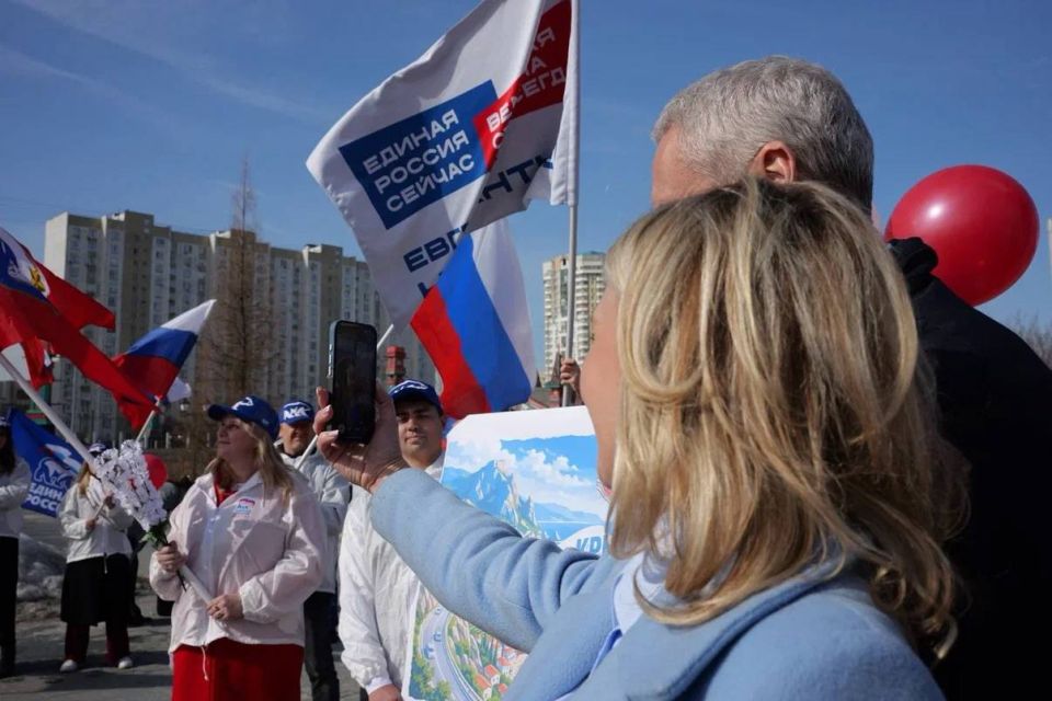 В День воссоединения Крыма с Россией, по инициативе Московского отделения партии «Единая Россия» состоялся телемост между молодогвардейцами Москвы и Республики Крым В День воссоединения Крыма с Россией, по инициативе Московского отделения партии «Единая Россия» состоялся телемост между молодогвардейцами Москвы и Республики Крым