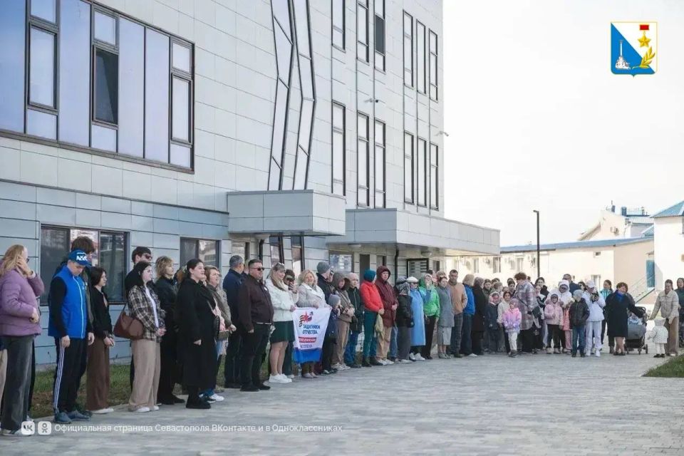 400 деревьев и кустарников уже высадили у центра «Бухта Казачья» 400 деревьев и кустарников уже высадили у центра «Бухта Казачья»